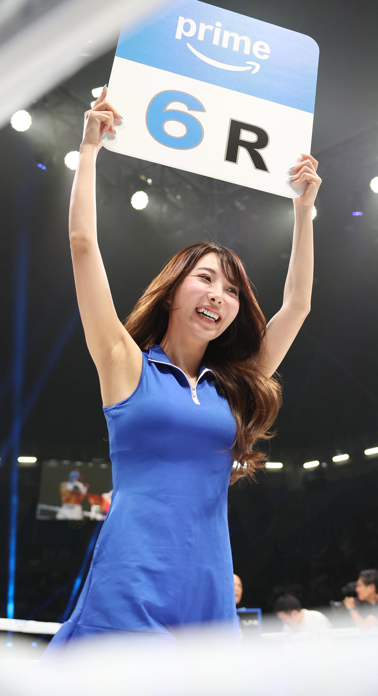 リングを彩るラウンドガールを務めるPocochaライバーのななえタン（撮影・増田悦実）