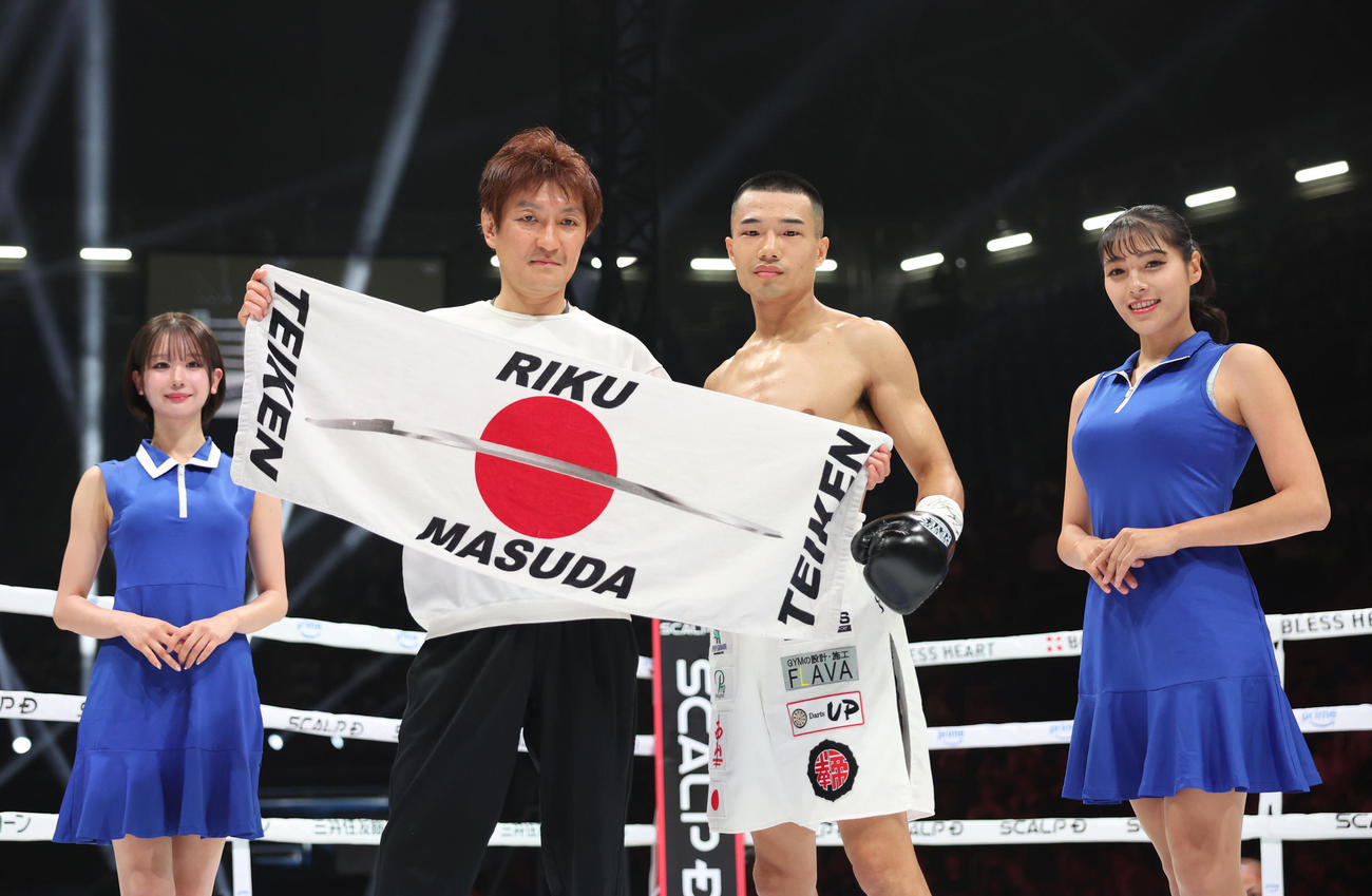 1回KO勝ちし写真に納まる増田（中央右）。左はラウンドガールのあらた唯、右は同Pocochaライバーの仁美（撮影・増田悦実）