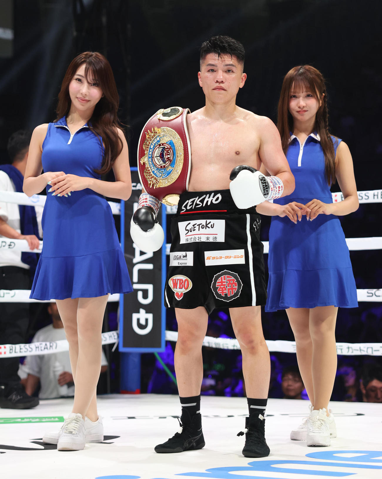 0回判定勝ちでWBOアジア・パシフィック・バンタム級王者となった坪井（中央）、左はラウンドガールを務めたななえタン、右は同森脇梨々夏（撮影・増田悦実）