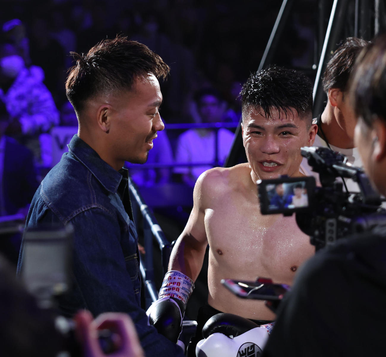 10回判定勝ちしWBA世界バンタム級休養王者の堤（左）からねぎらいを受ける坪井（撮影・増田悦実）