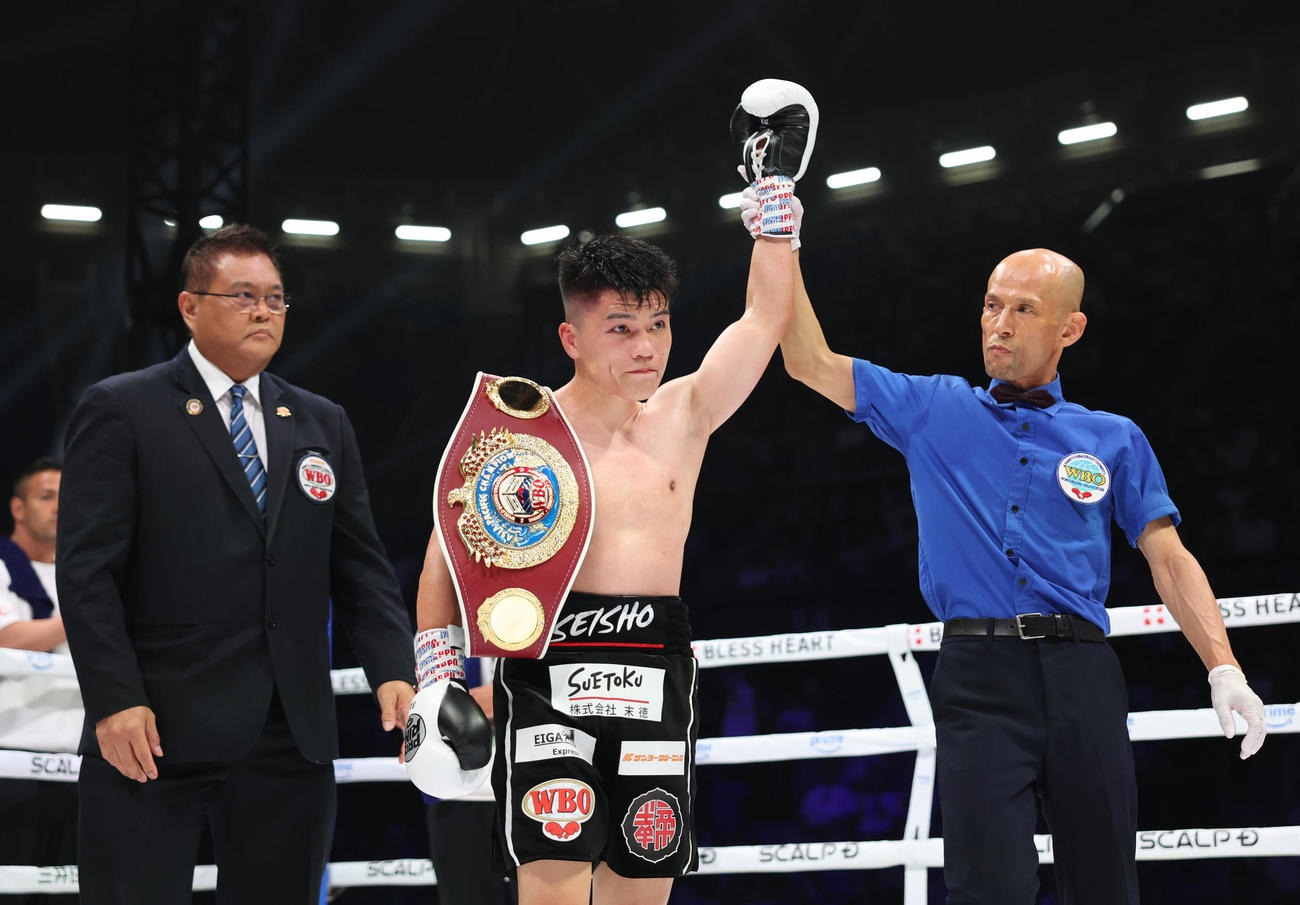 10回判定勝ちでWBOアジア・パシフィック・バンタム級王者となった坪井（中央）（撮影・増田悦実）