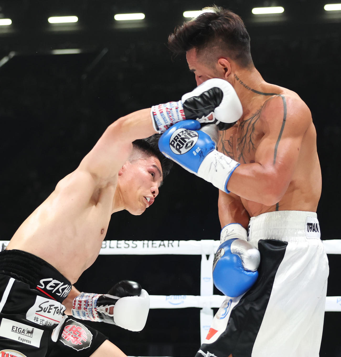 3回、バン・タオ・トラン（右）に右ストレートを放つ坪井（撮影・増田悦実）