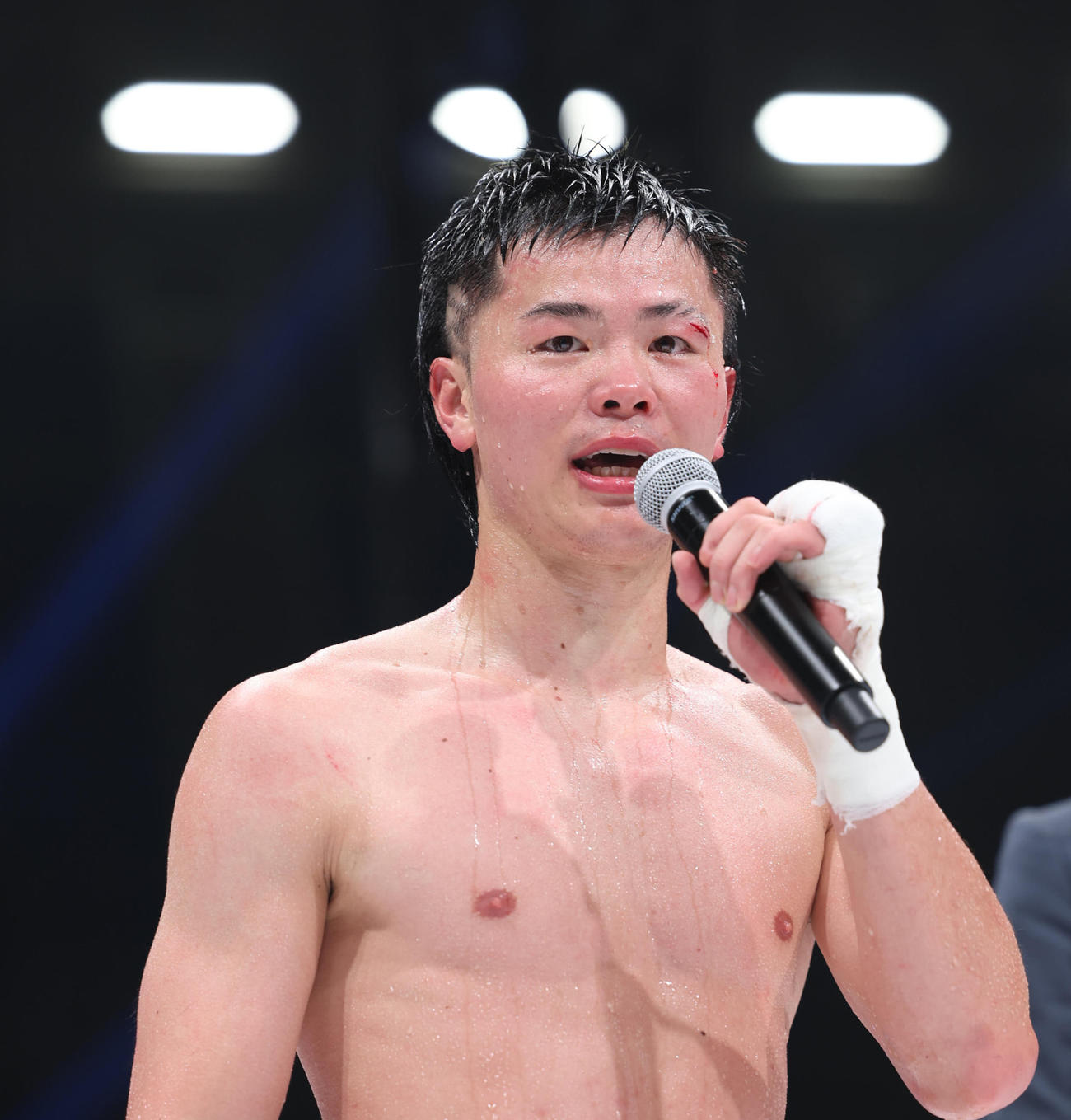 試合後、インタビューに応じる那須川（撮影・増田悦実）