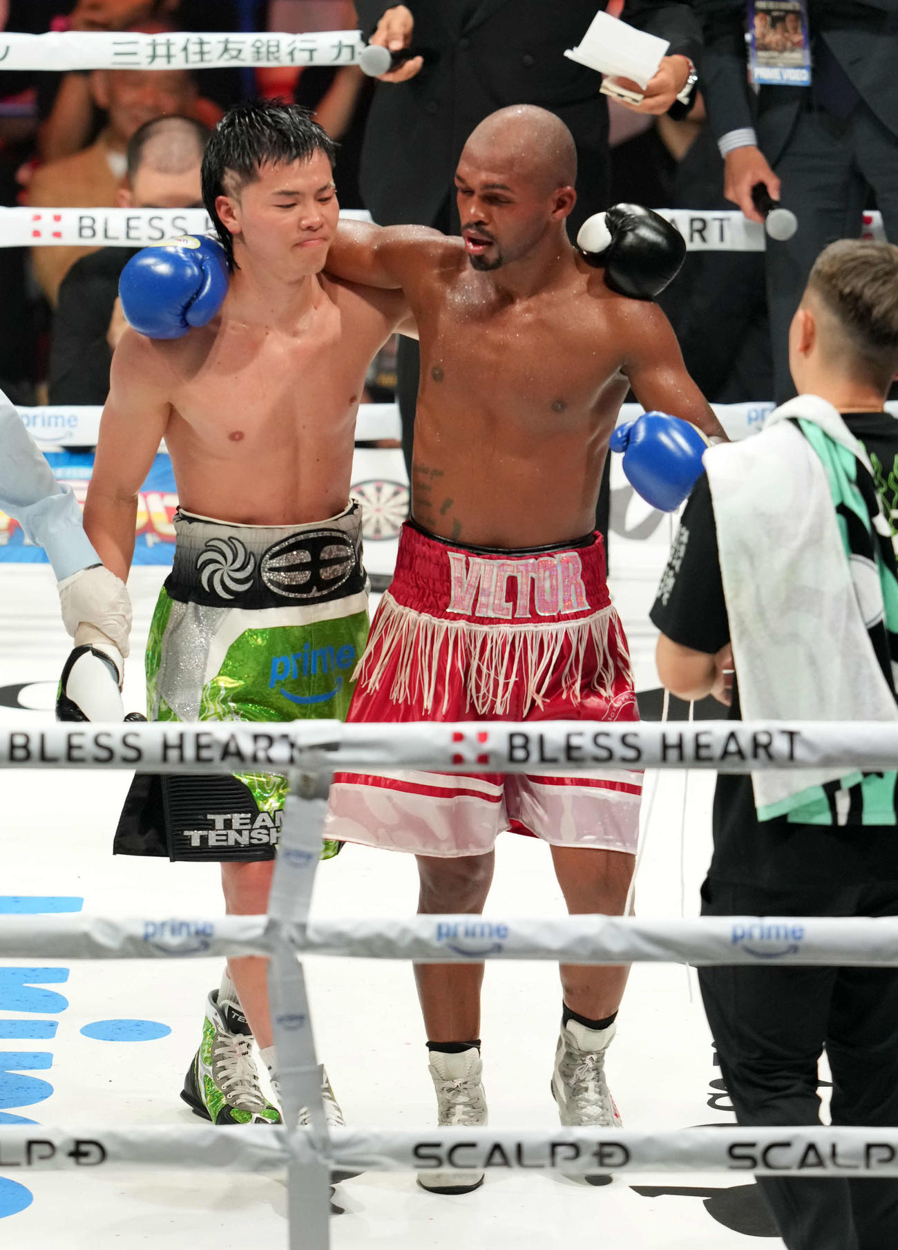 バンタム級ノンタイトル戦　サンティリャン（右）に判定勝ちした那須川（撮影・たえ見朱実）