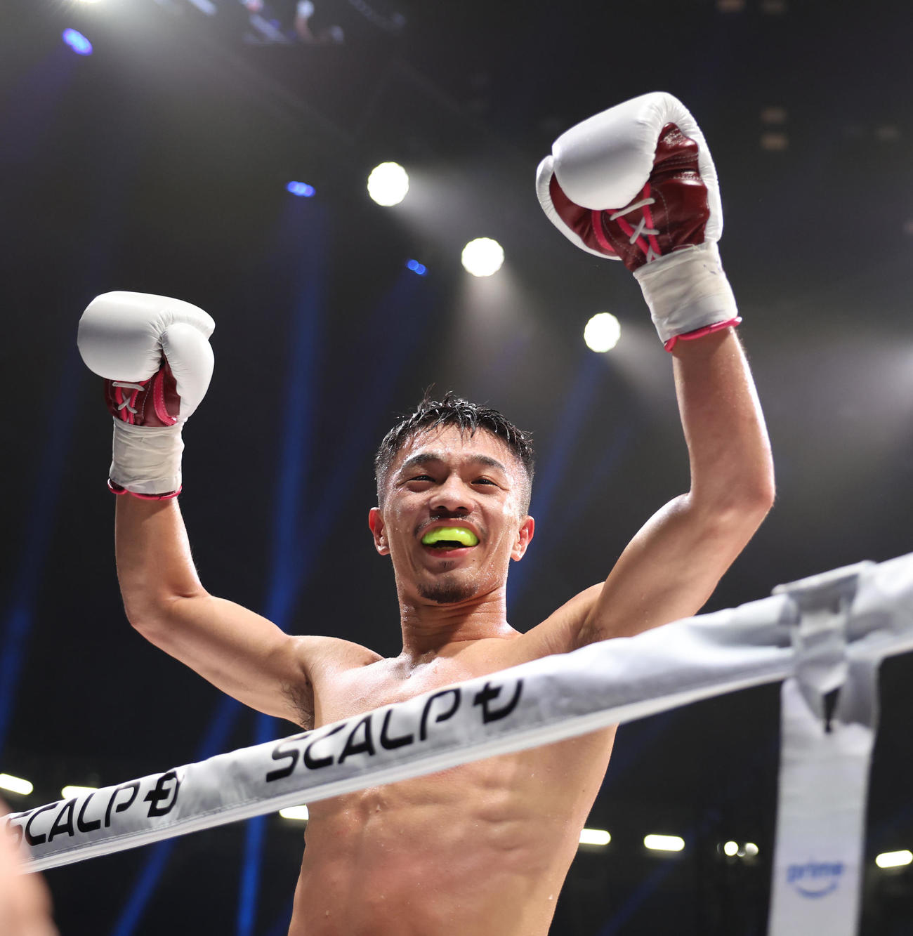 6回終了時のTKO勝ちで統一王者となりガッツポーズを見せる中谷（撮影・増田悦実）