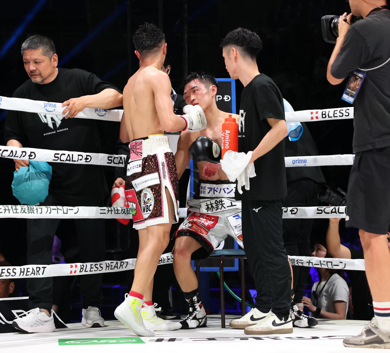 試合後、中谷（中央左）から言葉をかけられる西田（撮影・増田悦実）
