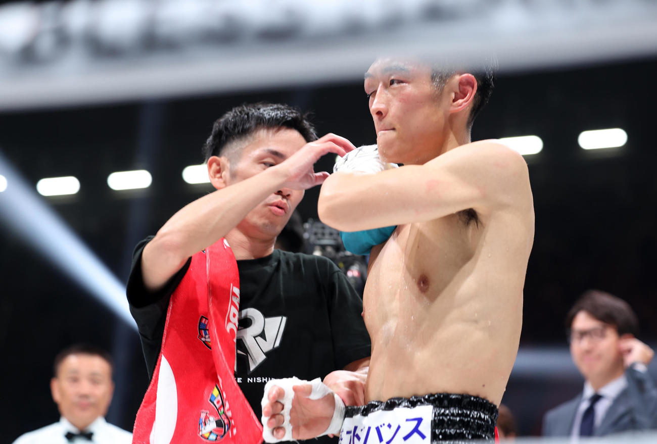 敗戦後、肩をアイシングする西田（右）（撮影・増田悦実）