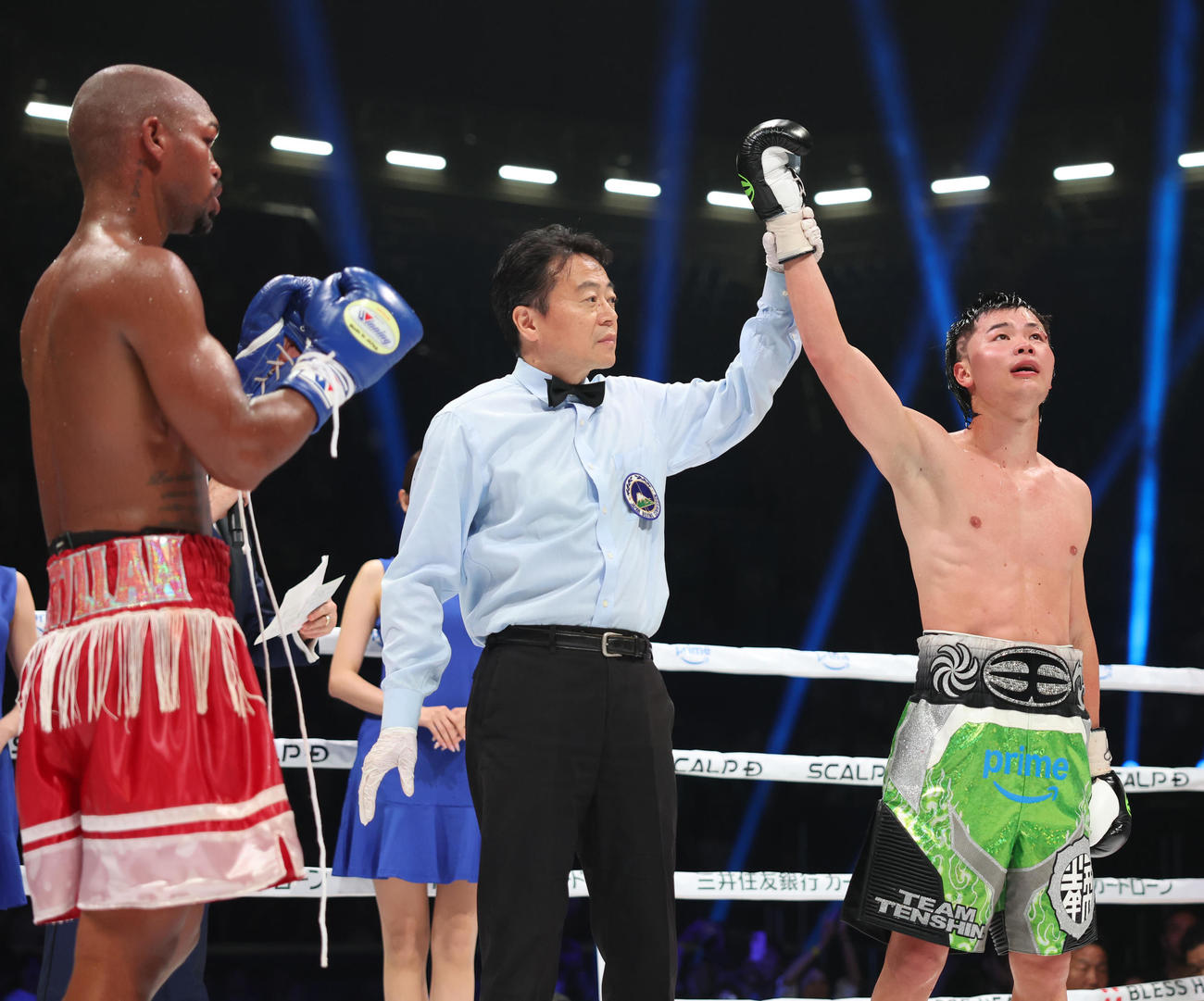 サンティリャン（左）に10回判定勝ちで勝ち名乗りを受ける那須川（撮影・増田悦実）