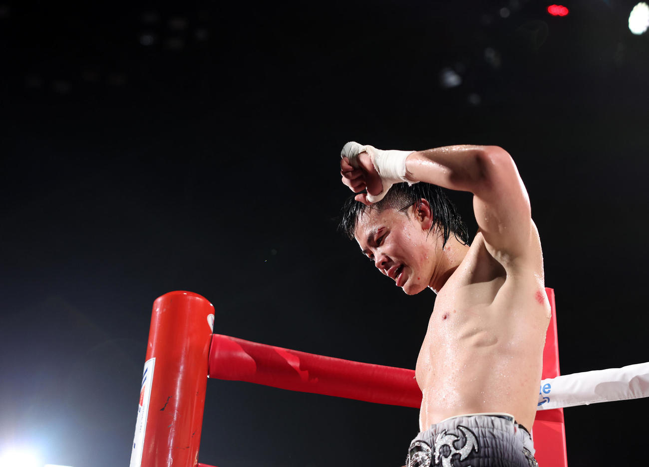 サンティリャンに10回判定勝ちしリングから引き揚げる那須川（撮影・増田悦実）