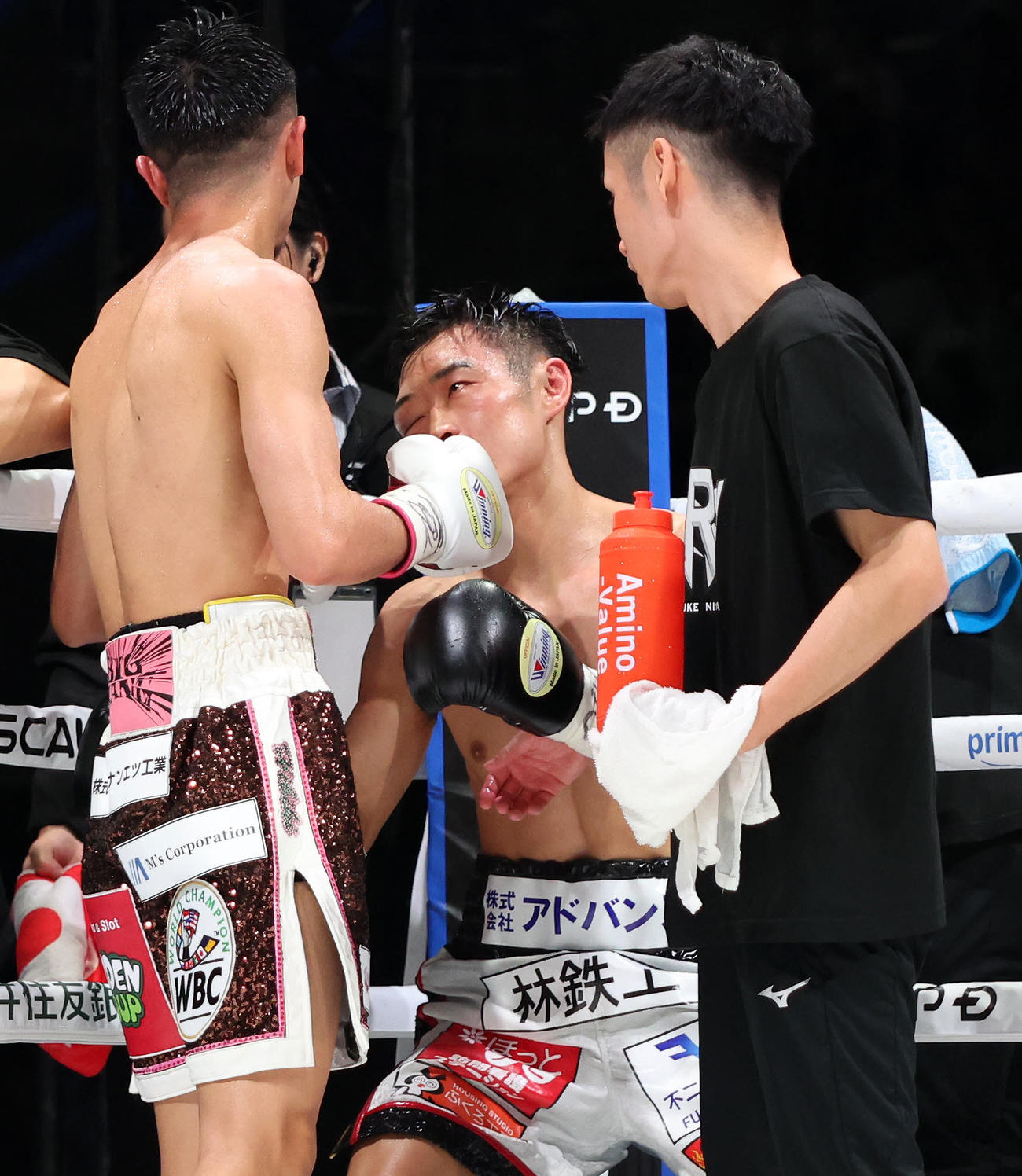 試合後、中谷（左）から言葉をかけられる西田（撮影・増田悦実）