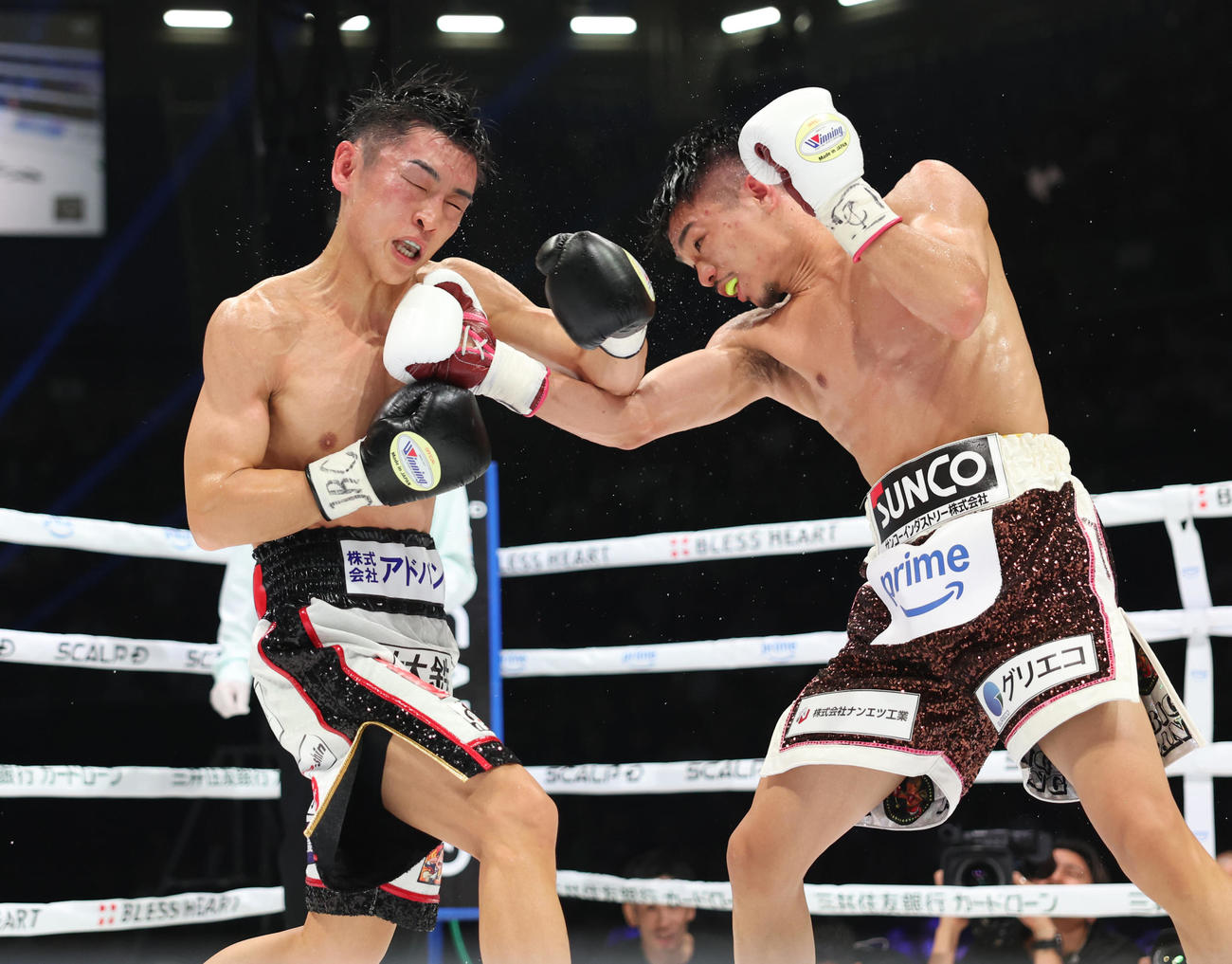 5回、西田（左）にパンチを放つ中谷（撮影・増田悦実）