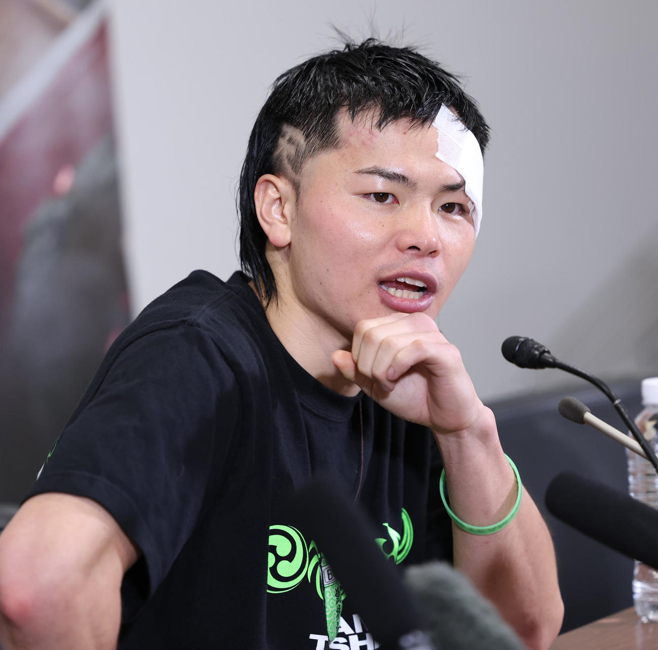 試合後の会見に臨む那須川（撮影・増田悦実）