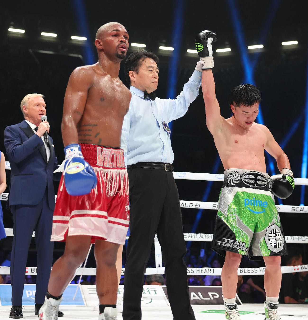 サンティリャン（左）に10回判定勝ちで勝ち名乗りを受ける那須川（撮影・増田悦実）