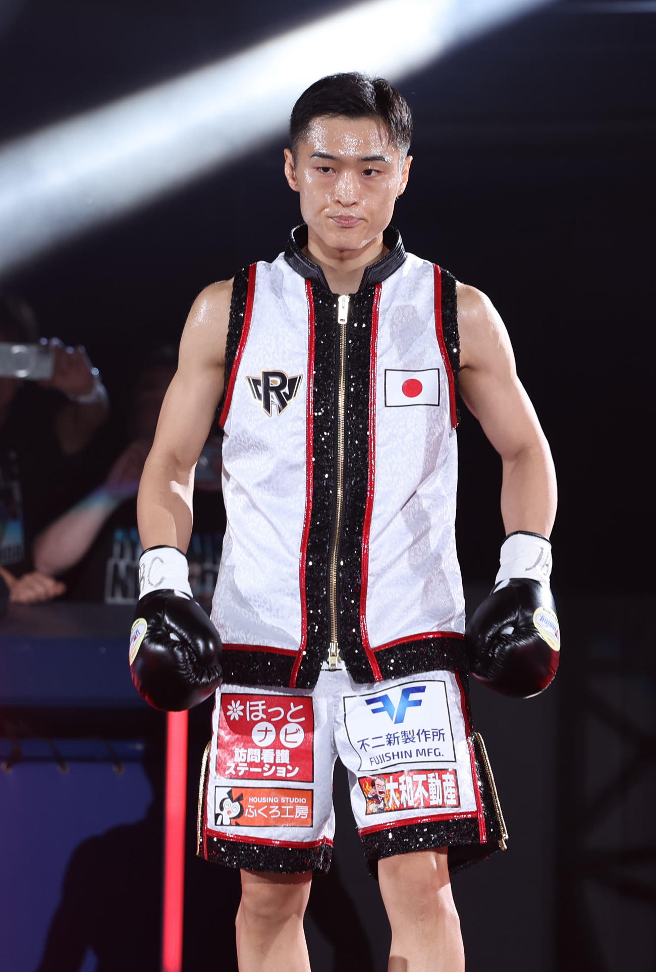 WBC王者中谷潤人対IBF王者西田凌佑　入場する西田（撮影・増田悦実）