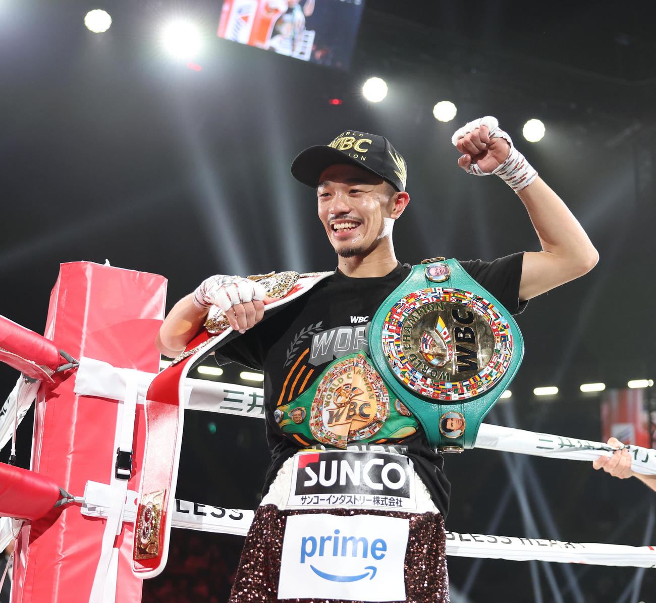 試合後、笑顔で引き揚げる統一王者の中谷（撮影・増田悦実）