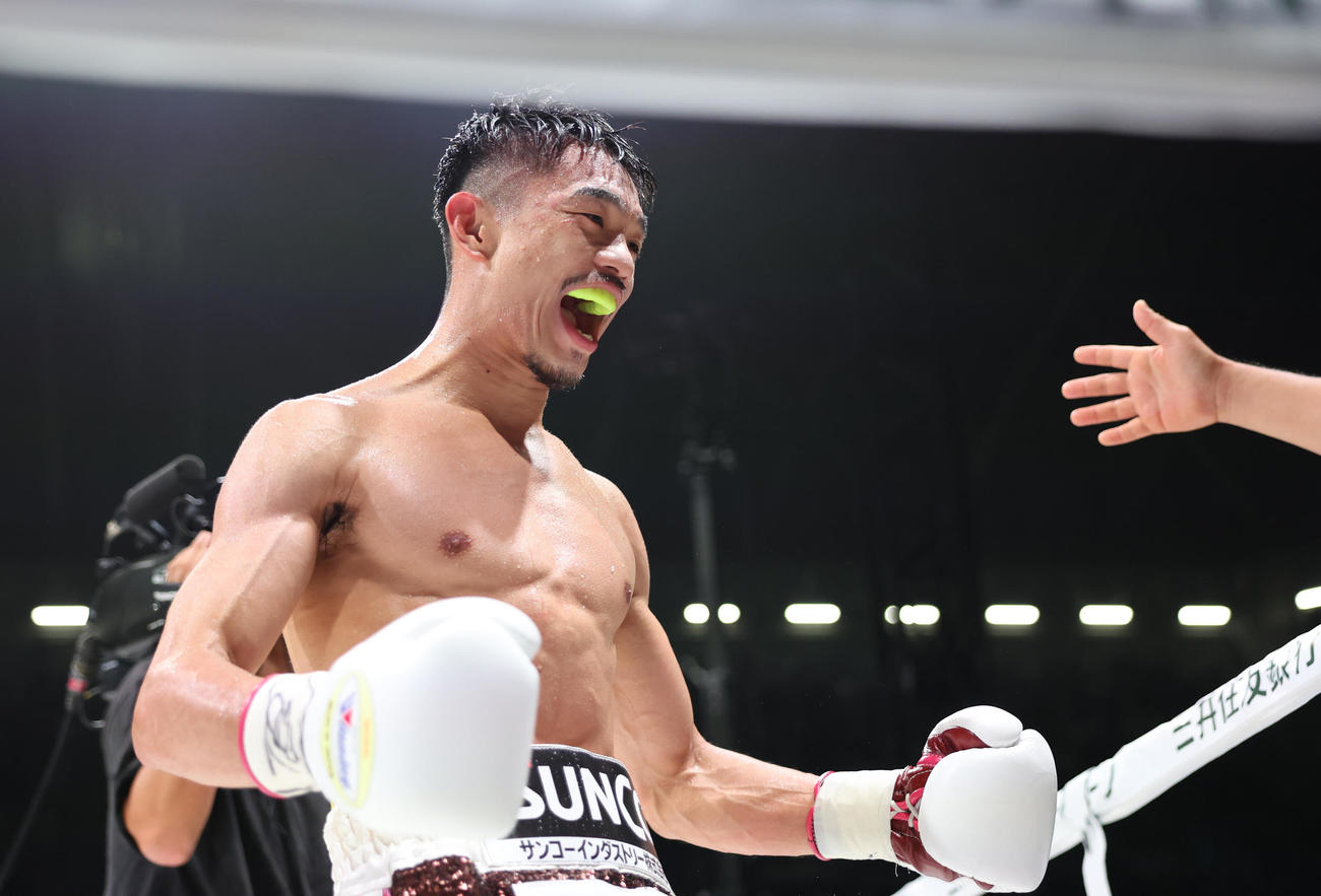 6回終了時のTKO勝ちで統一王者となりガッツポーズを見せる中谷（撮影・増田悦実）