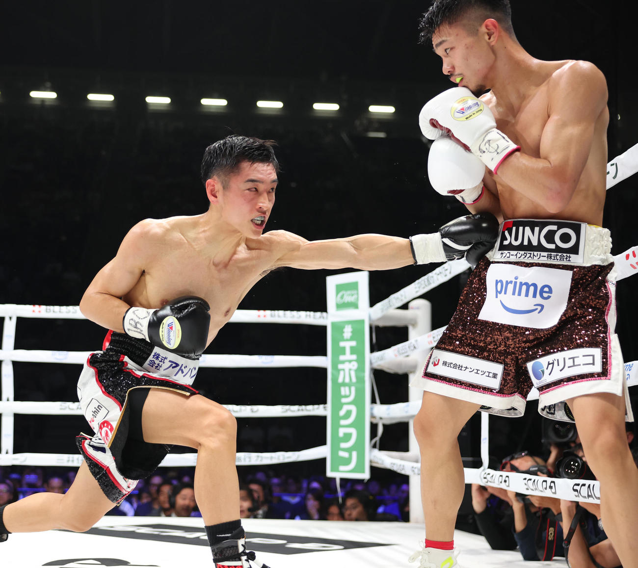 2回、中谷（右）にパンチを放つ西田（撮影・増田悦実）