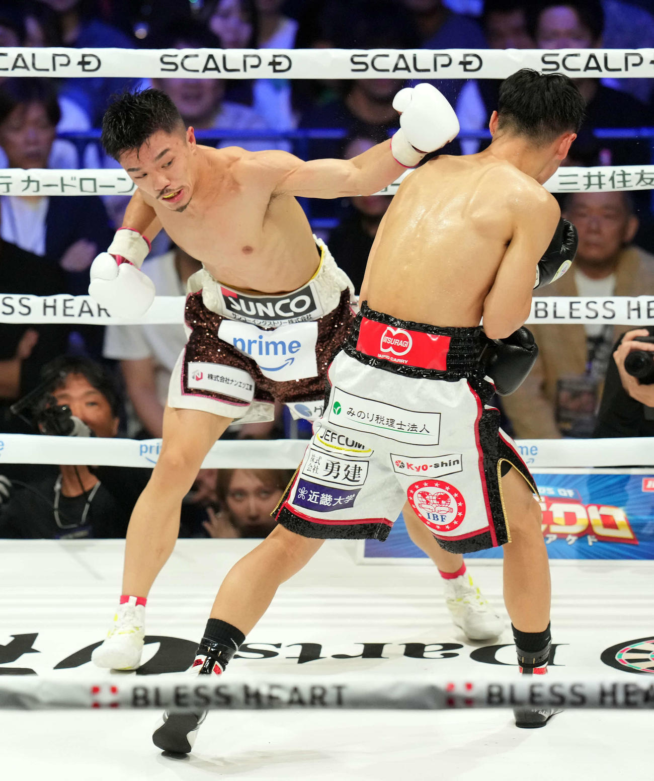 3回、西田にパンチを見舞う中谷（撮影・たえ見朱実）