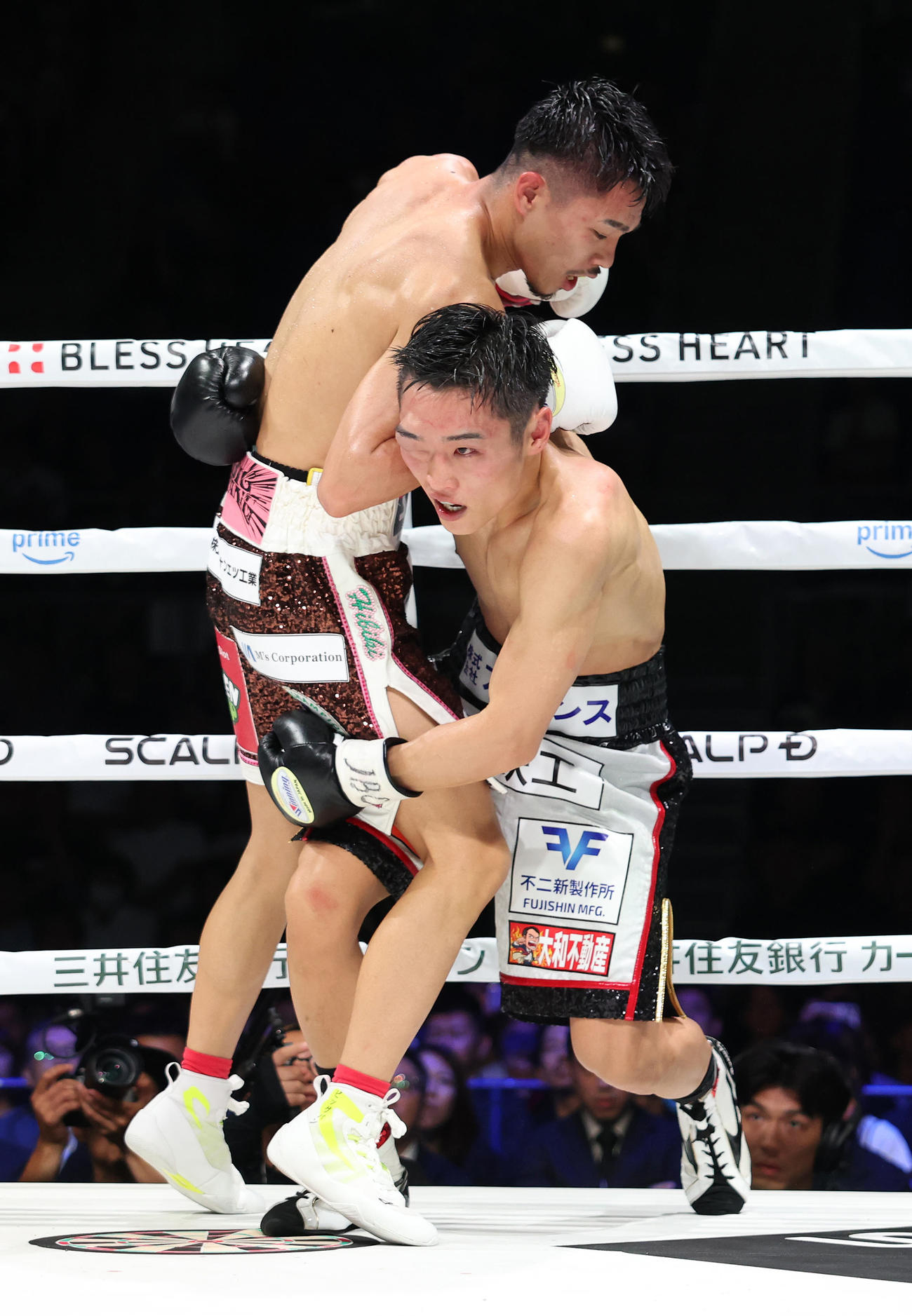 6回に臨む中谷（左）と西田（撮影・増田悦実）