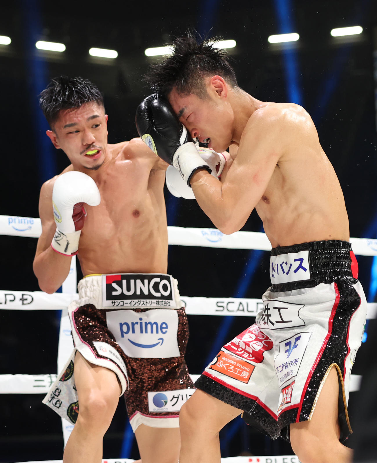 5回、中谷（左）のパンチを食らう西田（撮影・増田悦実）