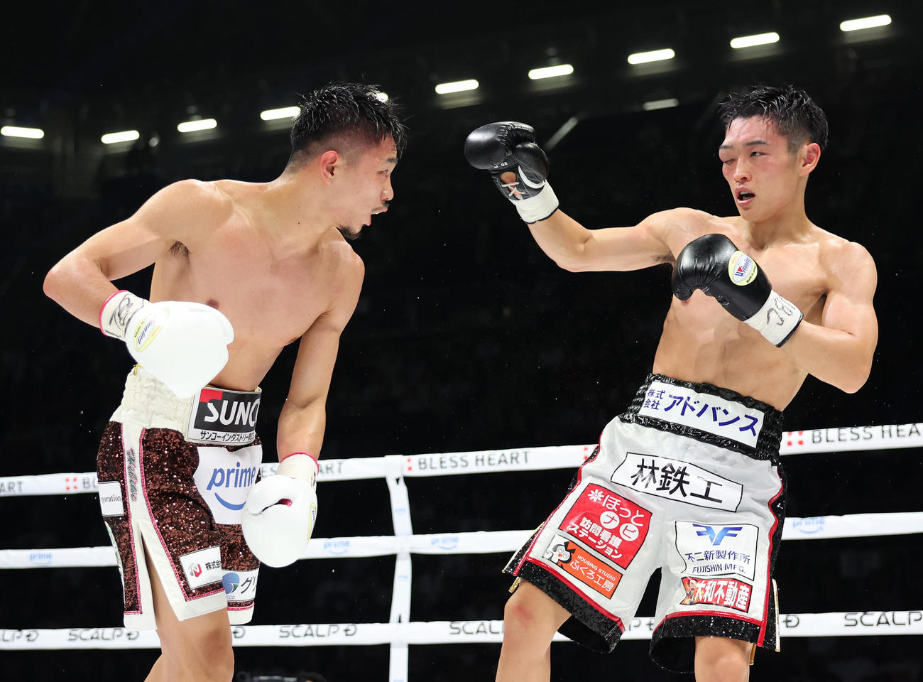 6回、西田（右）にパンチを放つ中谷（撮影・増田悦実）