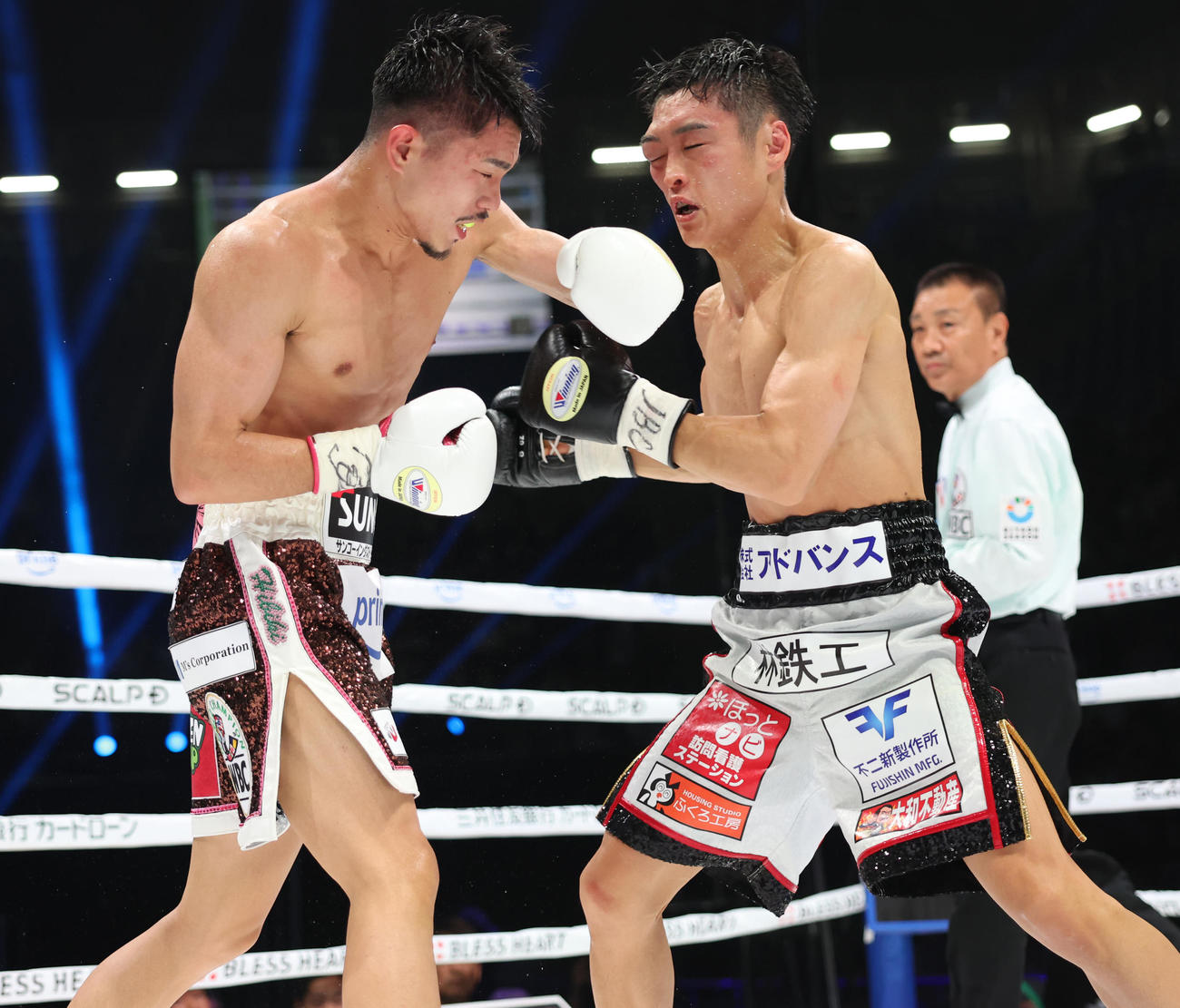 6回、西田（右）にフックを放つ中谷（撮影・増田悦実）