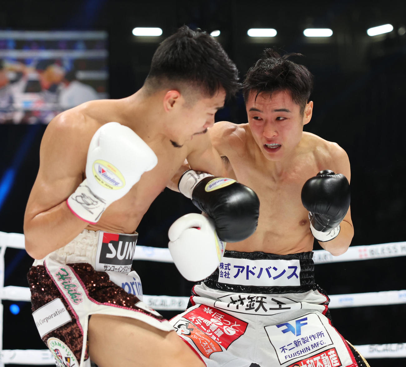 6月8日、中谷潤人（左）と対戦する西田凌佑（撮影・増田悦実）