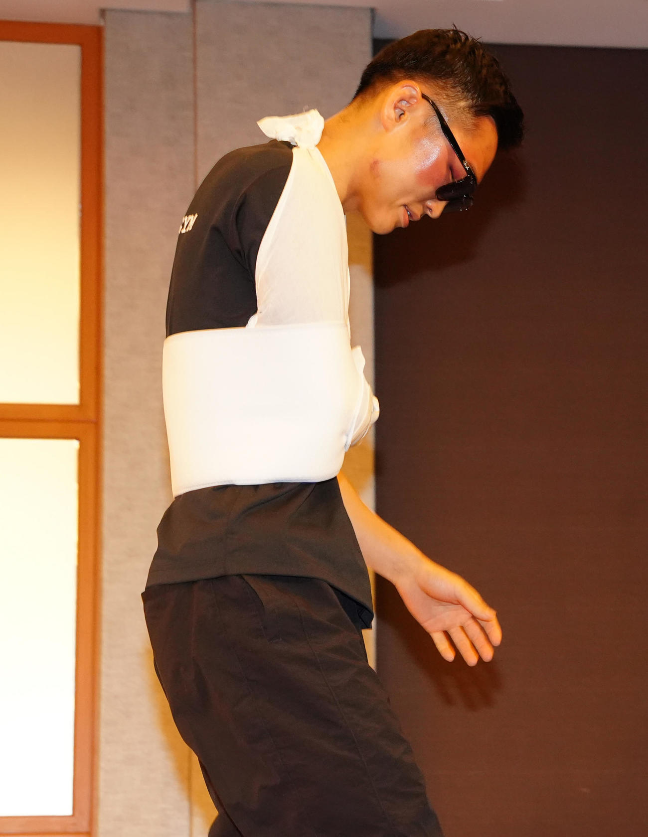 中谷とのWBC、IBF世界バンタム級王座統一戦の一夜明け会見を終え、引き揚げる西田（撮影・江口和貴）