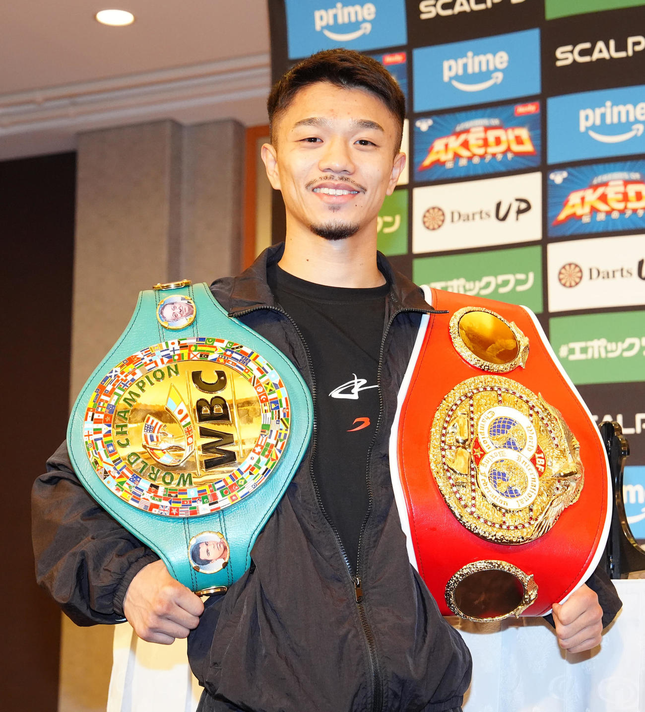 WBC、IBF世界バンタム級王座統一戦から一夜明け、会見後に写真に納まる統一王者の中谷（撮影・江口和貴）