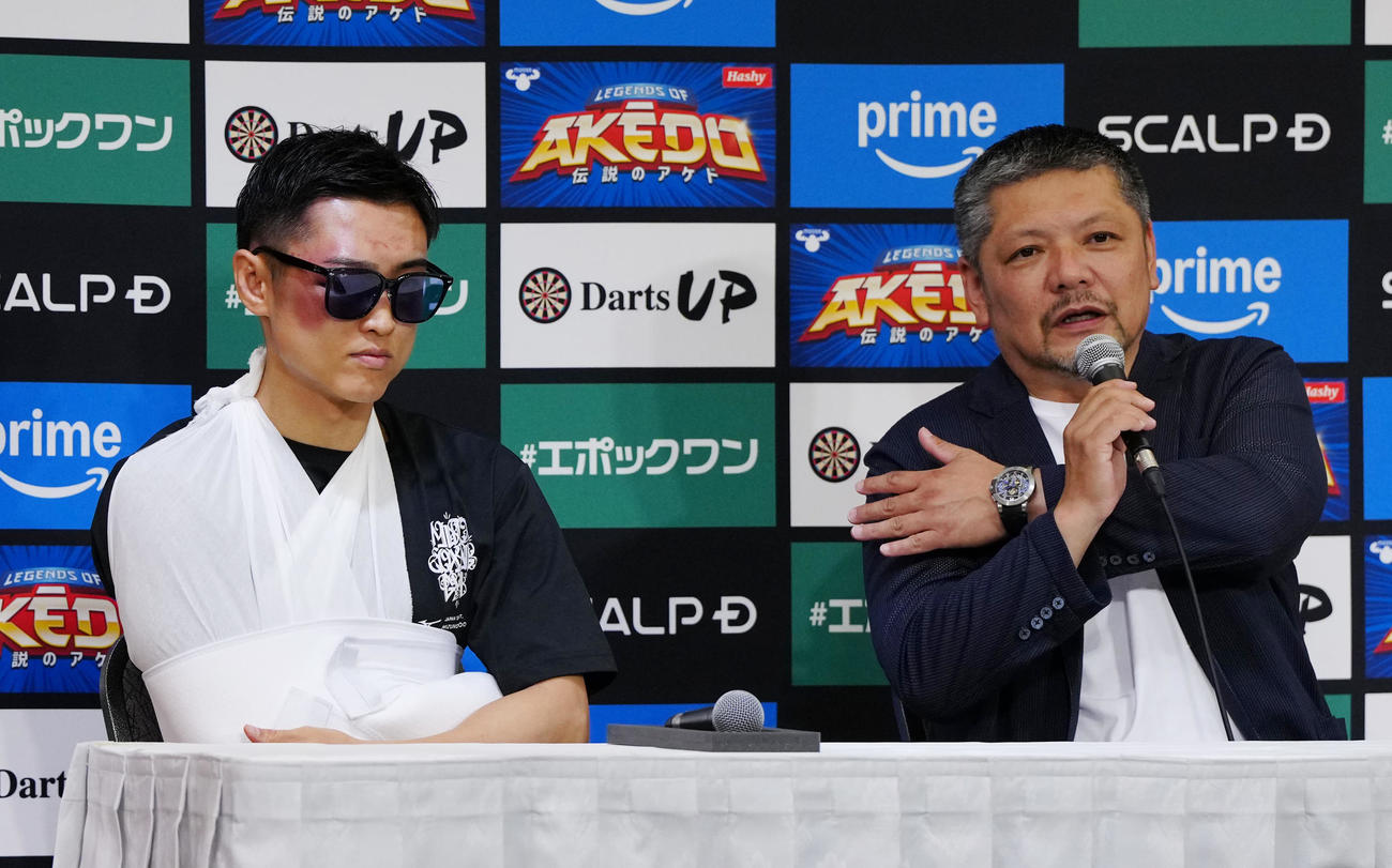 中谷とのWBC、IBF世界バンタム級王座統一戦の一夜明け会見に臨む西田（左）。右は六島ジムの枝川会長（撮影・江口和貴）