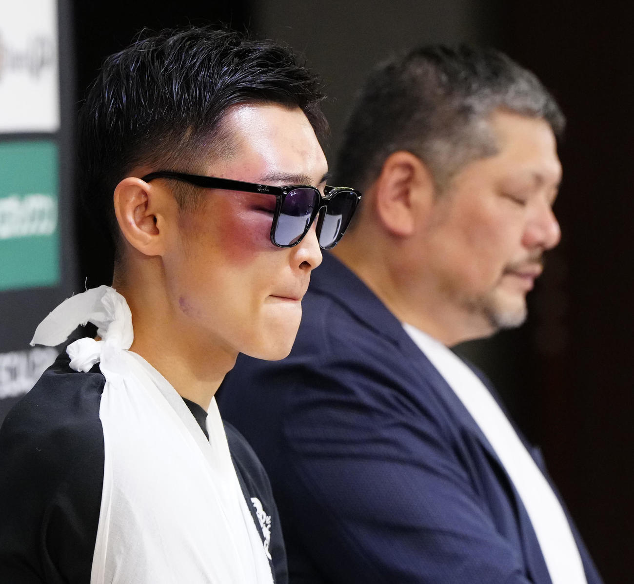 中谷とのWBC、IBF世界バンタム級王座統一戦の一夜明け会見に臨む西田。右は六島ジムの枝川会長（撮影・江口和貴）