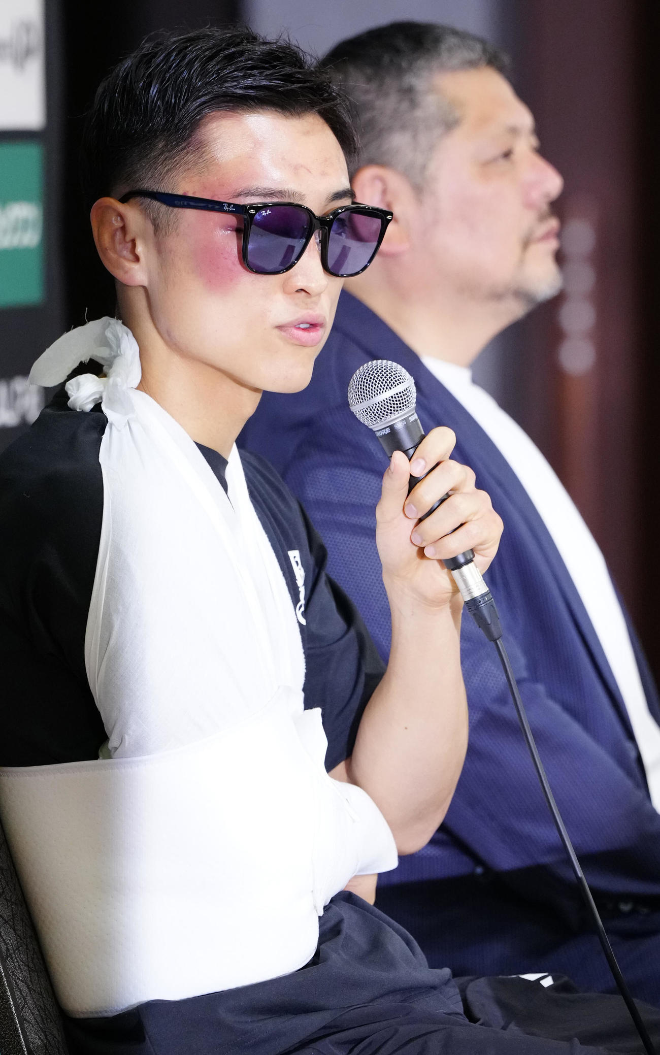 中谷とのWBC、IBF世界バンタム級王座統一戦の一夜明け会見に臨む西田。右は六島ジムの枝川会長（撮影・江口和貴）