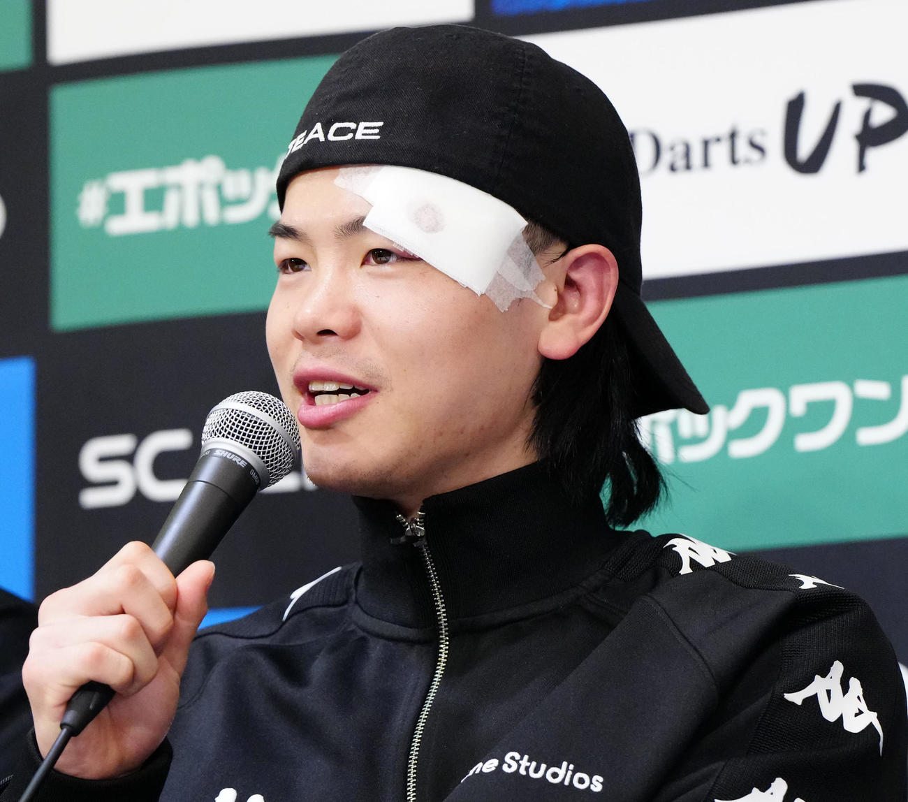 サンティリャン戦から一夜明け、会見に臨む那須川（撮影・江口和貴）