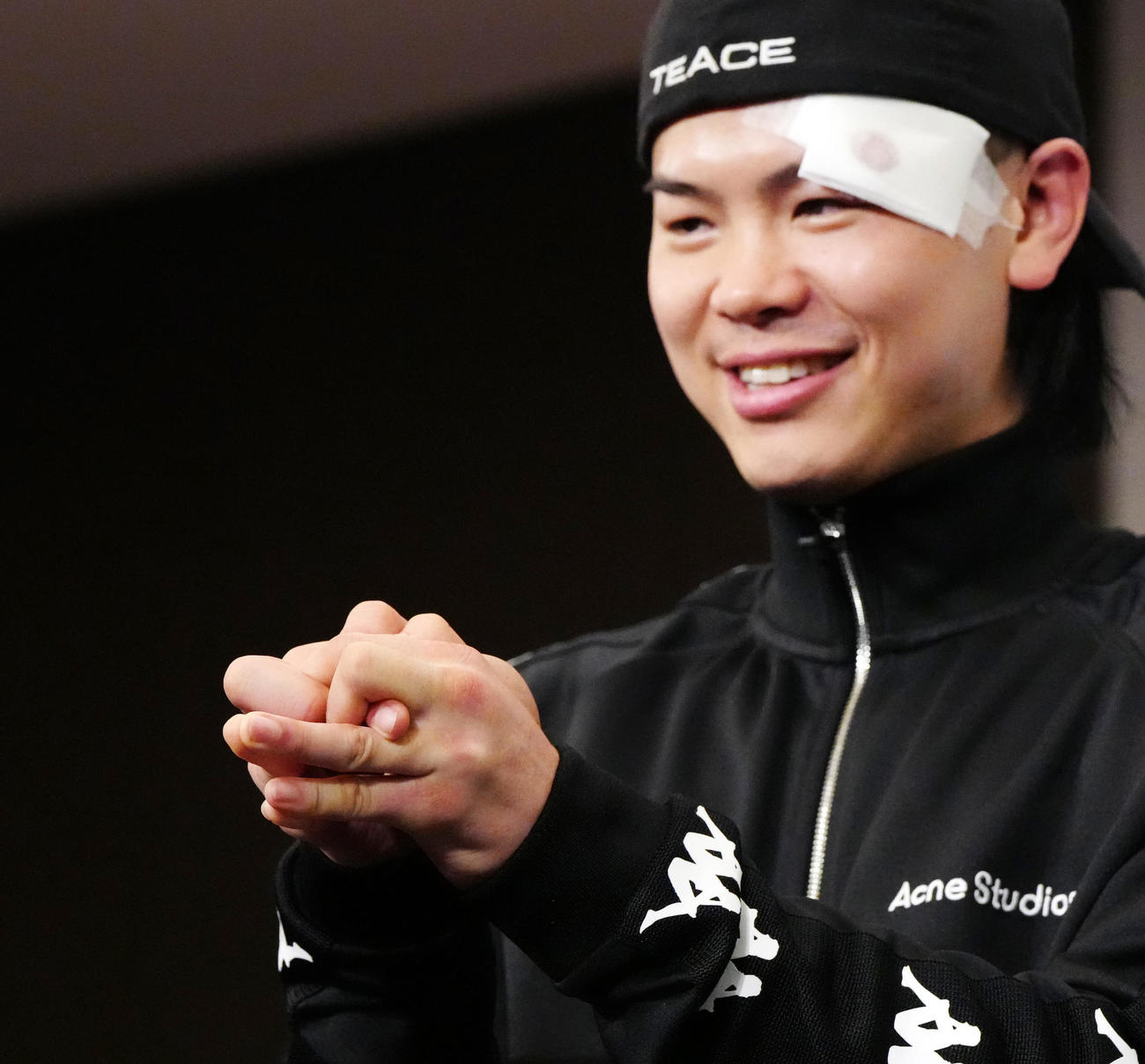 サンティリャン戦の一夜明け会見後、那須川が作る手遊びのカエル（撮影・江口和貴）