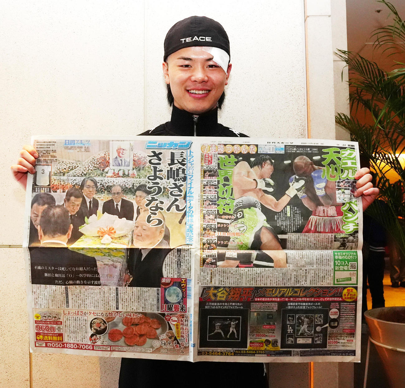 一夜明け会見後、勝利したサンティリャン戦を報じた本紙を手にする那須川（撮影・江口和貴）