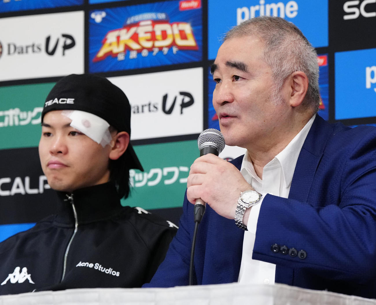 那須川（左）の一夜明け会見に同席する帝拳ジム浜田代表（撮影・江口和貴）