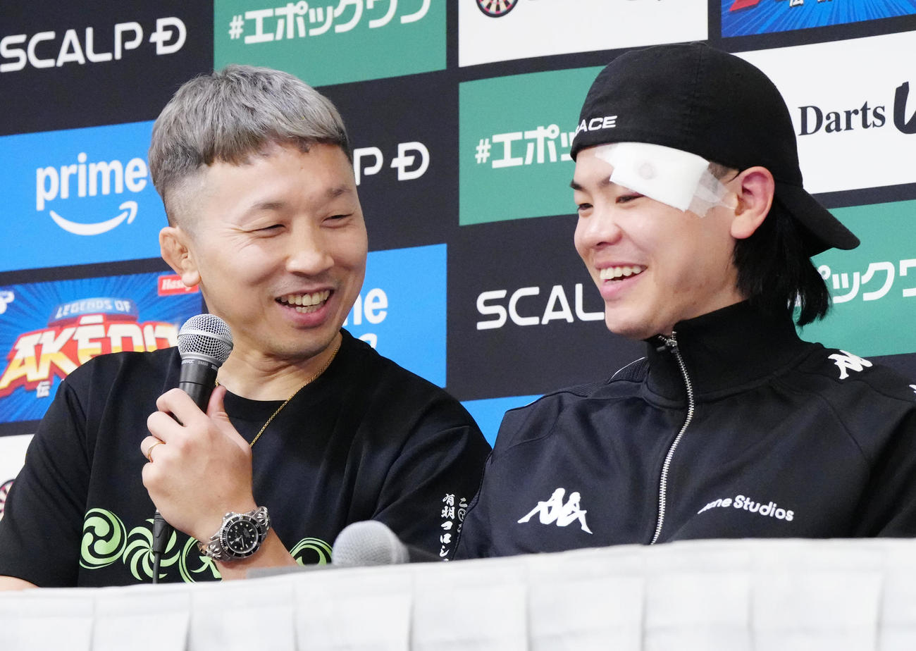 那須川（右）の一夜明け会見に同席する帝拳ジム粟生トレーナー（撮影・江口和貴）