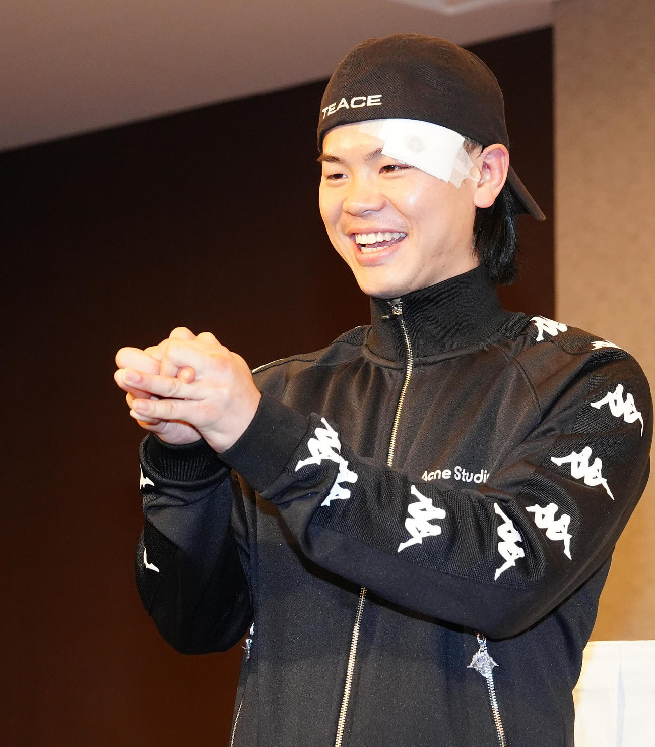 サンティリャン戦の一夜明け会見後、手遊びのカエルを作る那須川（撮影・江口和貴）