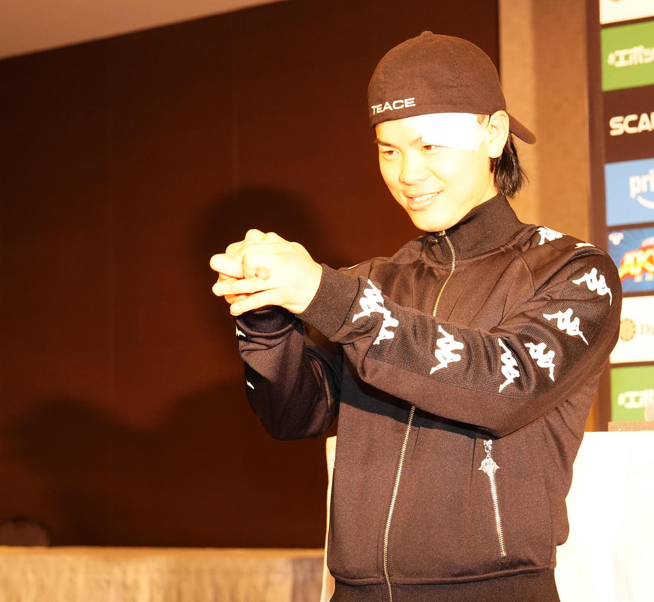 サンティリャン戦の一夜明け会見後、手遊びのカエルを作る那須川（撮影・江口和貴）