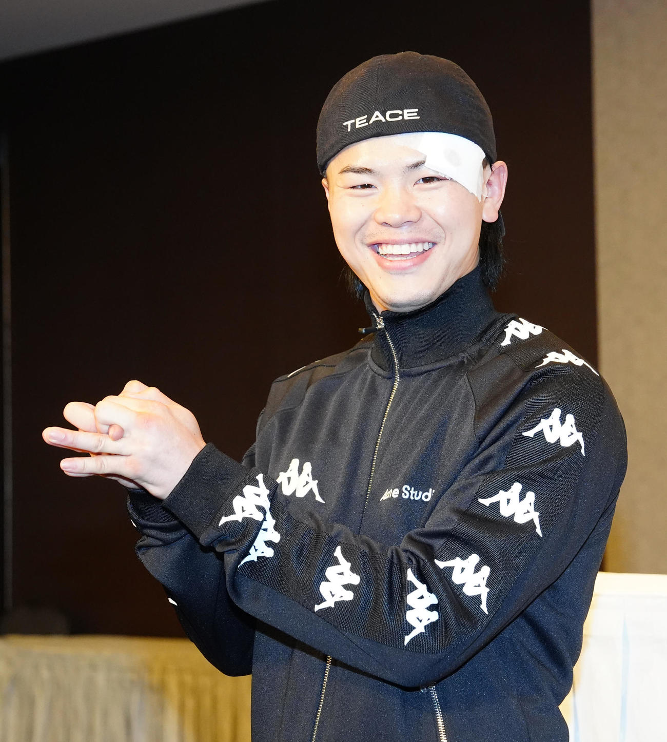 サンティリャン戦の一夜明け会見後、手遊びのカエルを作る那須川（撮影・江口和貴）