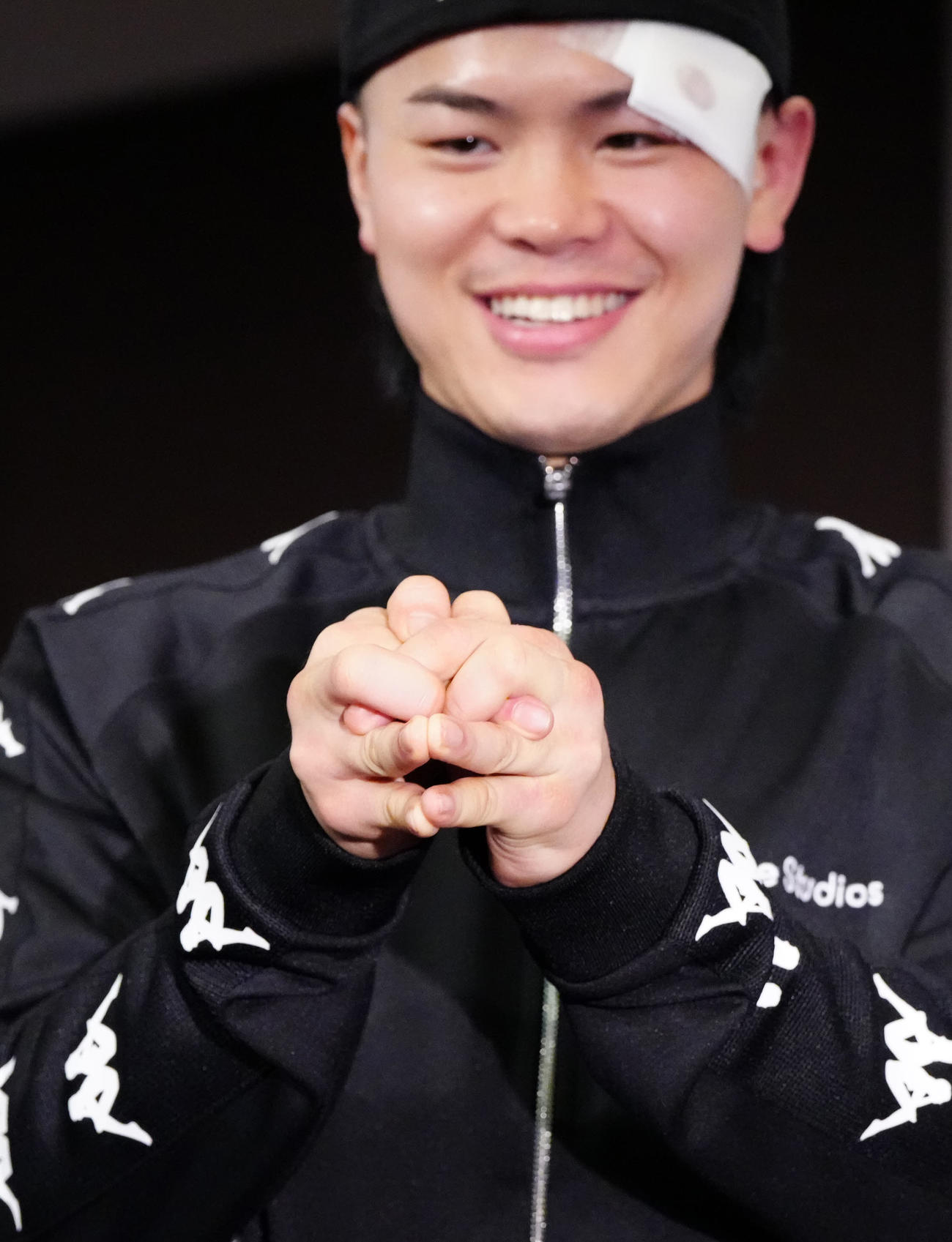 サンティリャン戦の一夜明け会見後、那須川が作る手遊びのカエル（撮影・江口和貴）