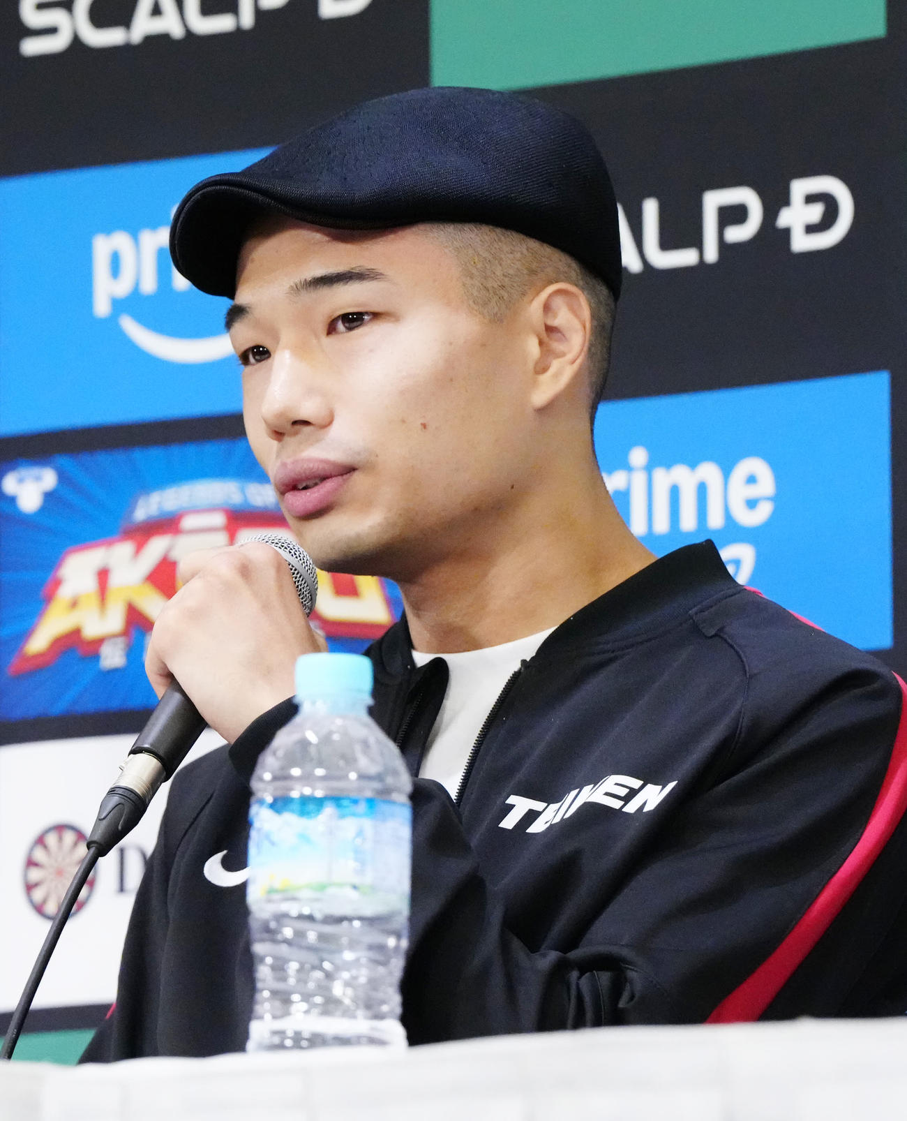 一夜明け会見に臨む増田（撮影・江口和貴）