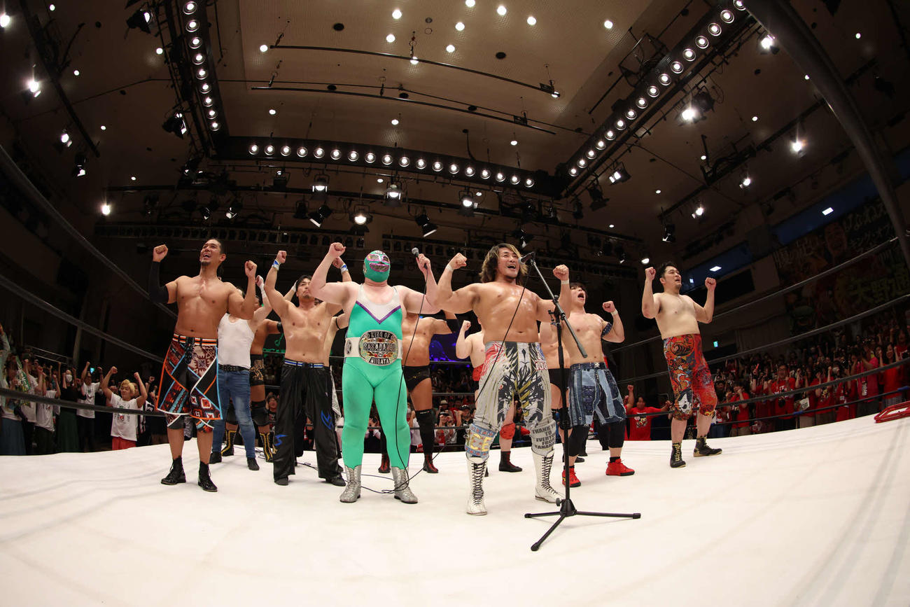 試合後にはみんなで「愛して～まっする！　まっする！」（C）新日本プロレス