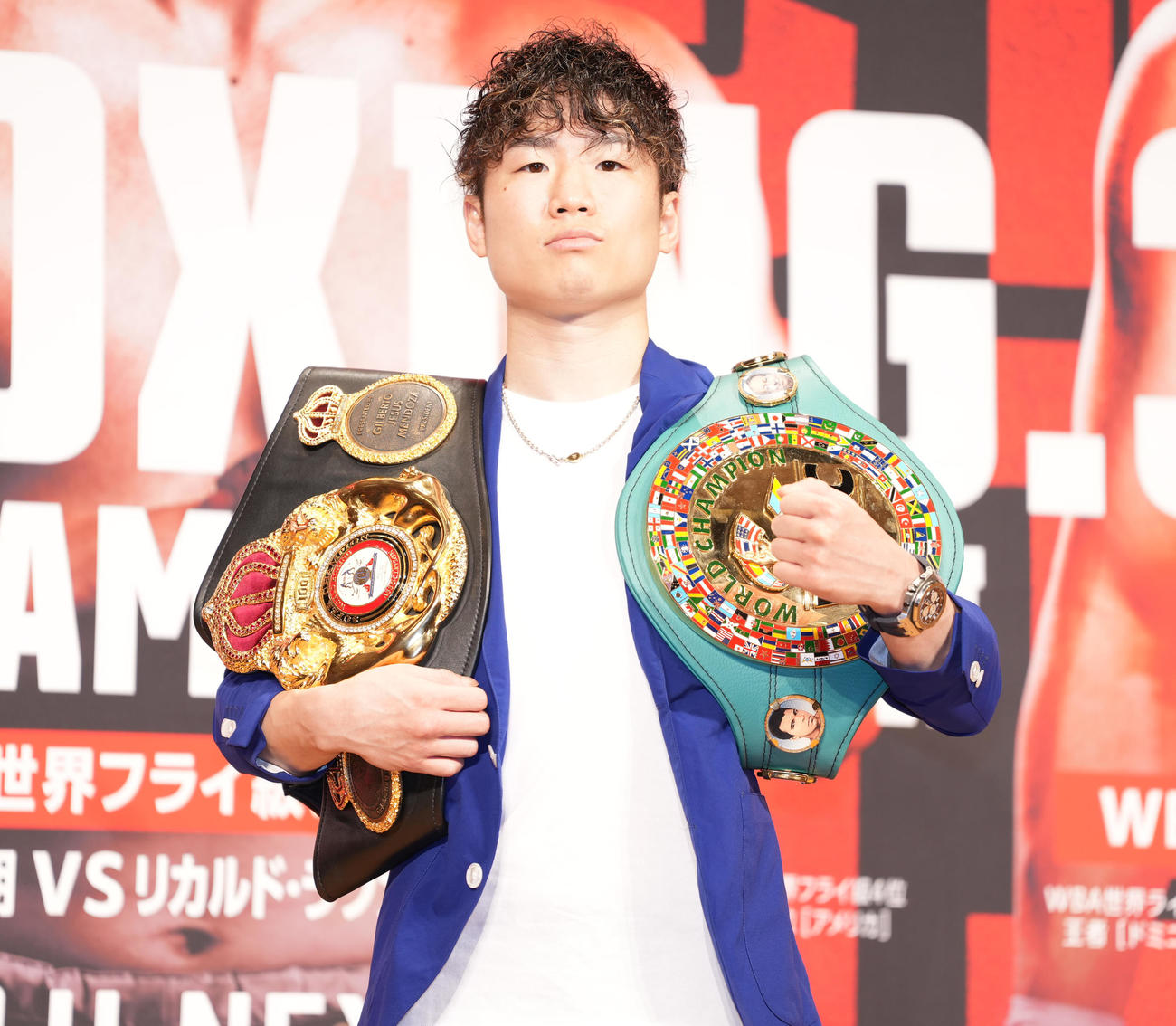 WBA、WBC世界フライ級防衛戦が決まり、写真に納まる寺地（撮影・鈴木みどり）
