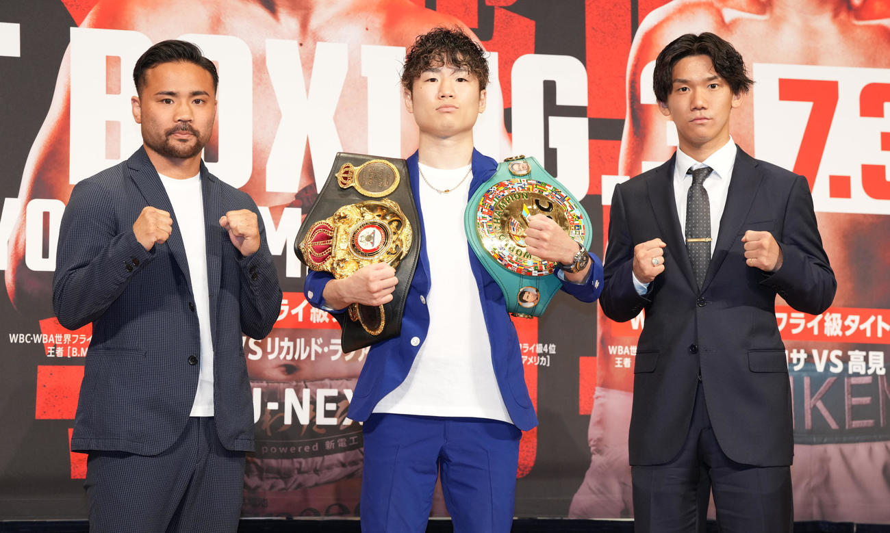トリプル世界戦が決まり、会見後のフォトセッションに臨む、左からWBA世界バンタム級挑戦者の比嘉、WBA、WBC世界フライ級統一王者の寺地、WBA世界ライトフライ級挑戦者の高見（撮影・鈴木みどり）