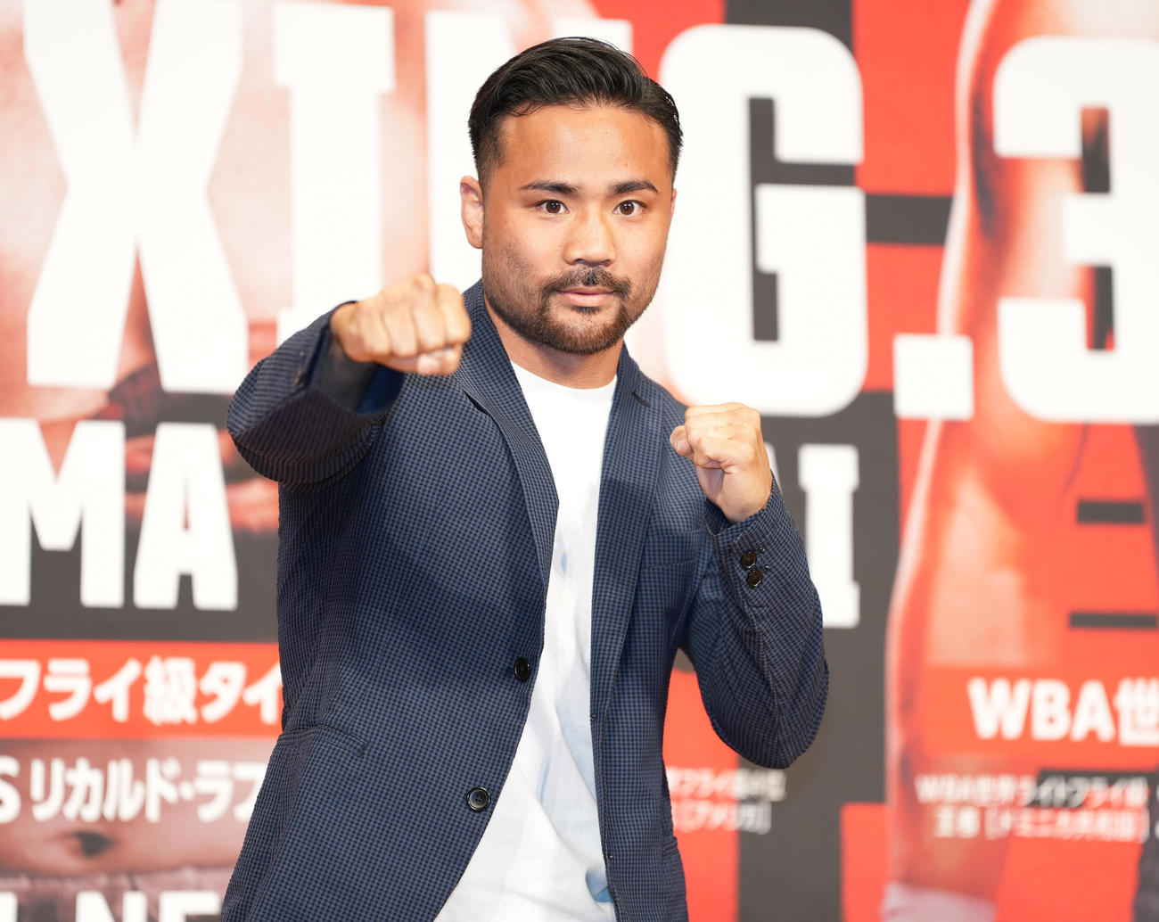 WBA世界バンタム級タイトルマッチに挑戦することが決まり、写真に納まる比嘉（撮影・鈴木みどり）