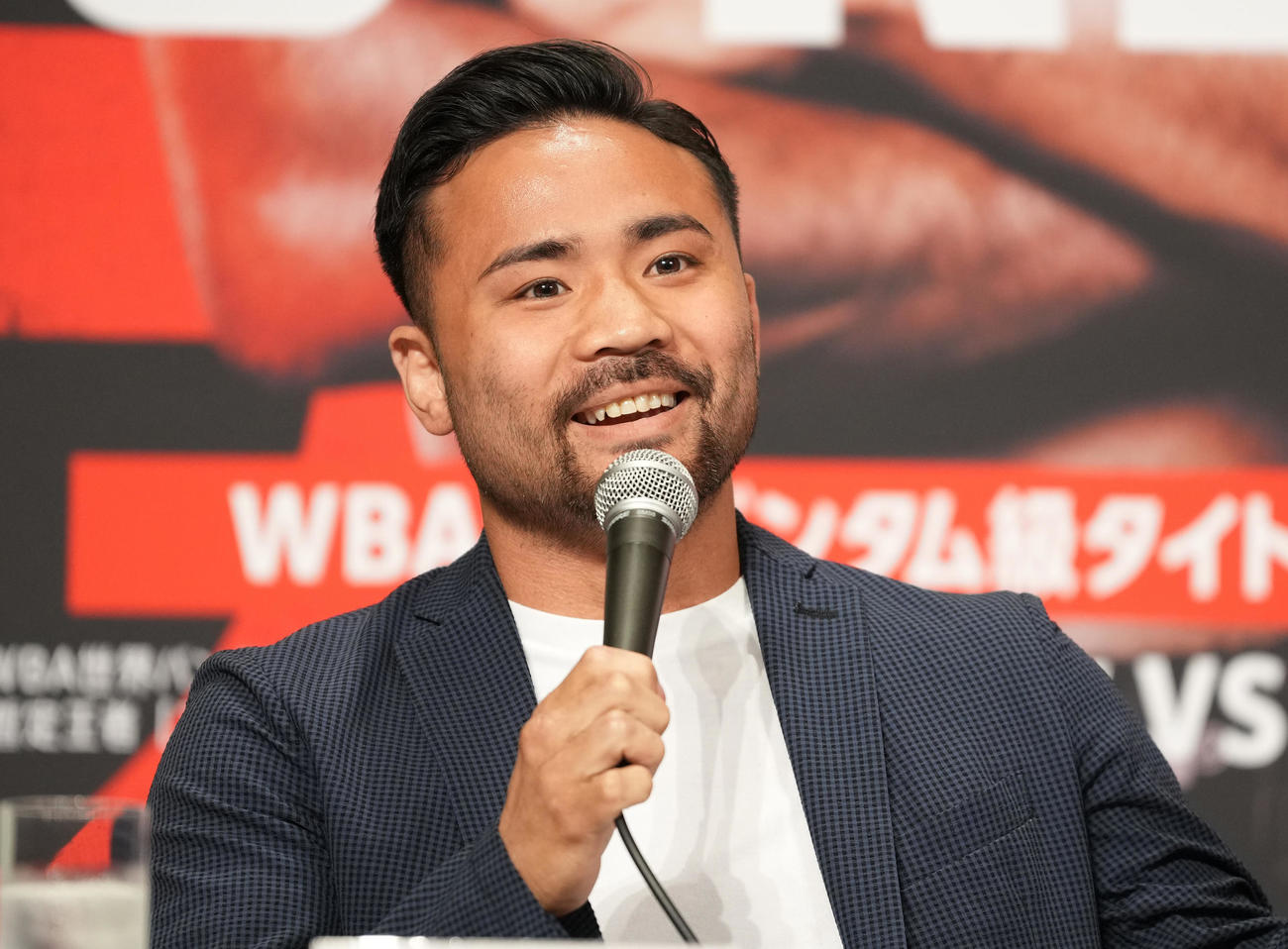 WBA世界バンタム級タイトルマッチに挑戦することが決まり、会見に臨む比嘉（撮影・鈴木みどり）