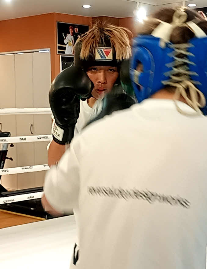鋭い眼光でスパーに臨む那須川龍心