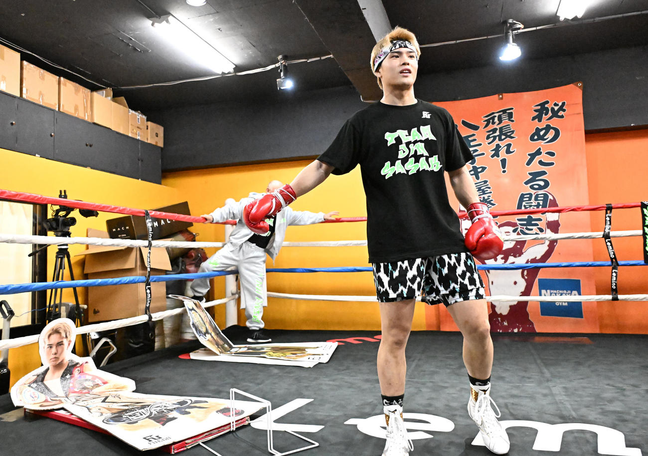 公開練習で、「過去の自分に打ち勝つ」と自身の等身大パネルを倒した佐々木尽（撮影・千葉一成）