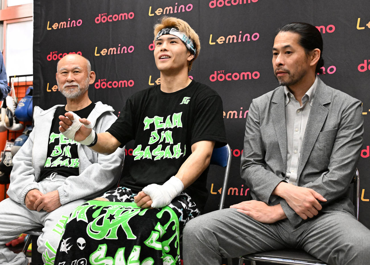 取材に応じる、左から中屋広隆チーフトレーナー、佐々木尽、中屋一生会長（撮影・千葉一成）